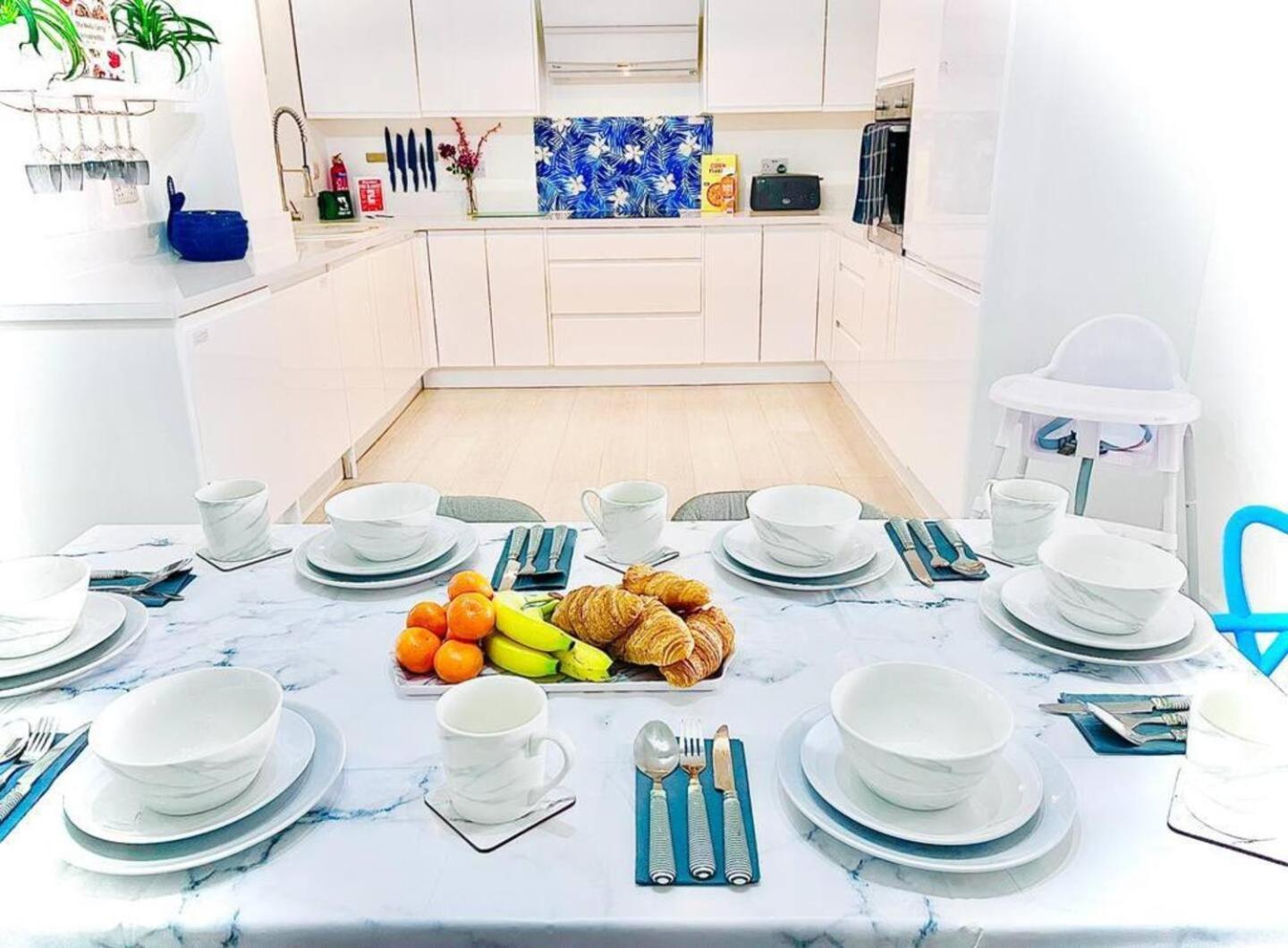 Stunning 3 Double Bedroom Beach Front Apartment Portsmouth Extérieur photo