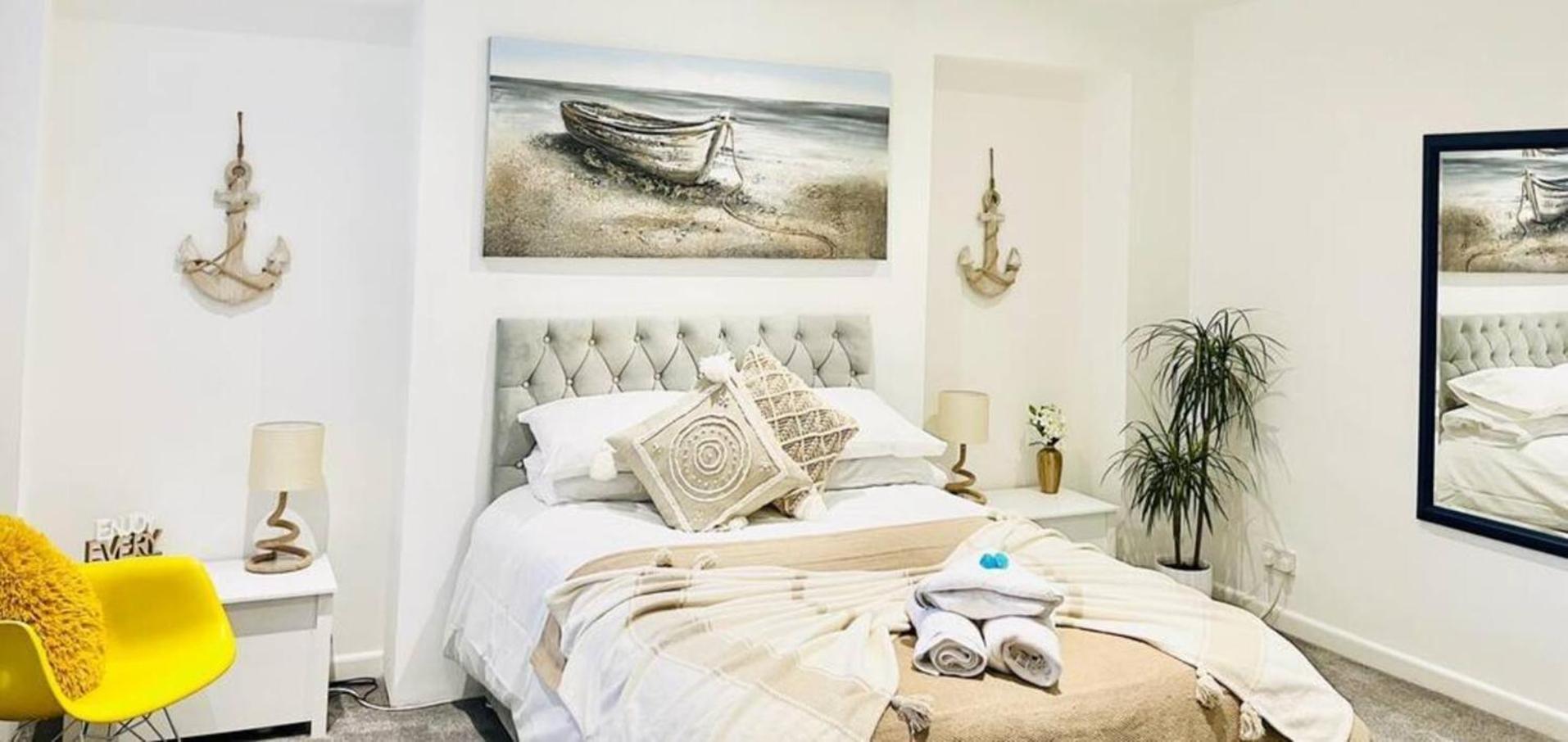 Stunning 3 Double Bedroom Beach Front Apartment Portsmouth Extérieur photo