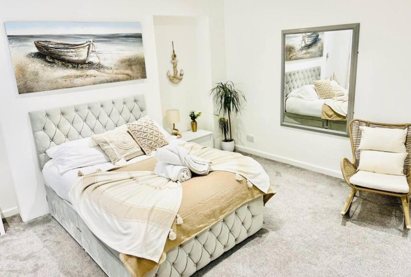 Stunning 3 Double Bedroom Beach Front Apartment Portsmouth Extérieur photo