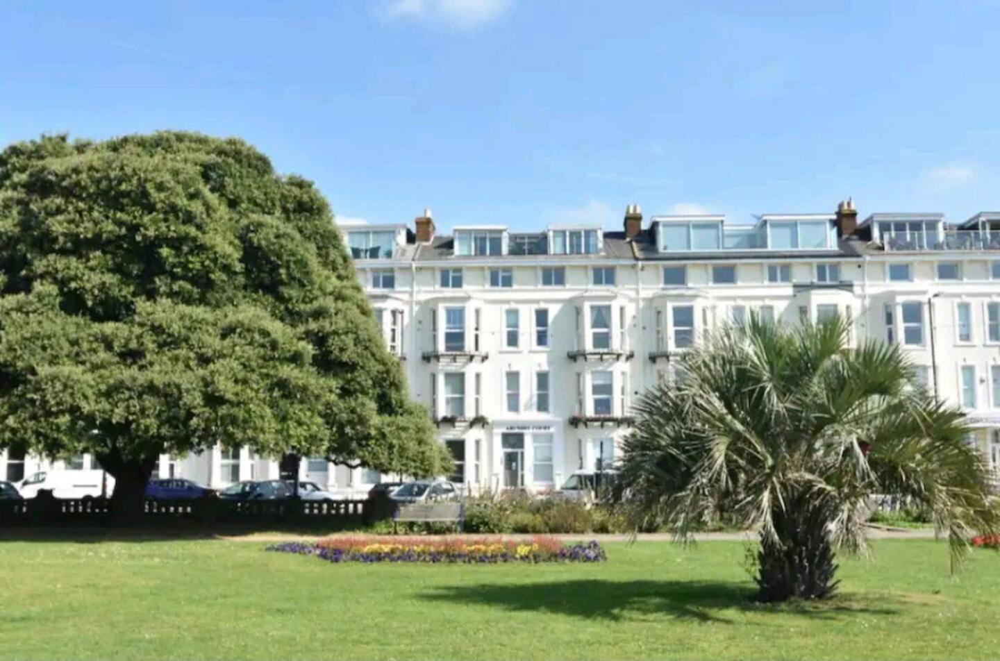 Stunning 3 Double Bedroom Beach Front Apartment Portsmouth Extérieur photo