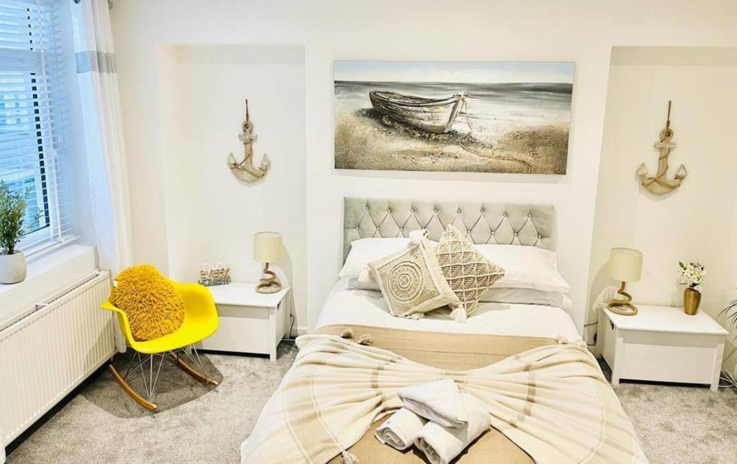 Stunning 3 Double Bedroom Beach Front Apartment Portsmouth Extérieur photo