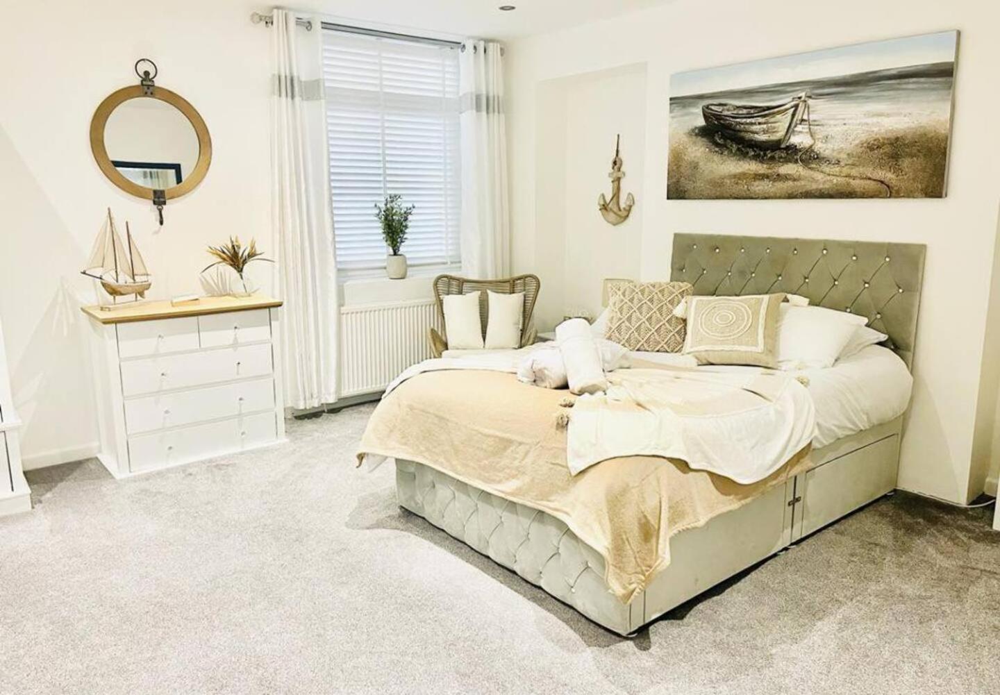 Stunning 3 Double Bedroom Beach Front Apartment Portsmouth Extérieur photo