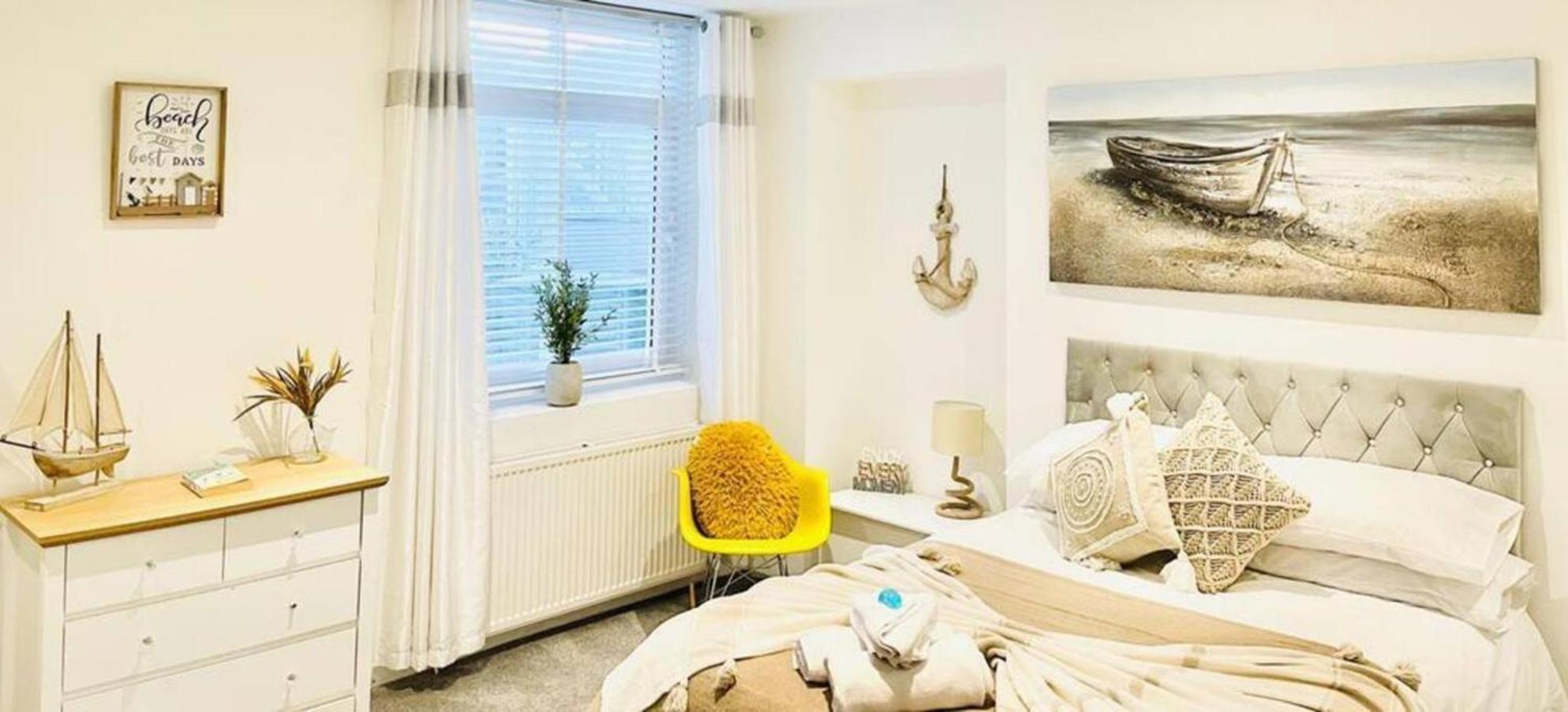 Stunning 3 Double Bedroom Beach Front Apartment Portsmouth Extérieur photo