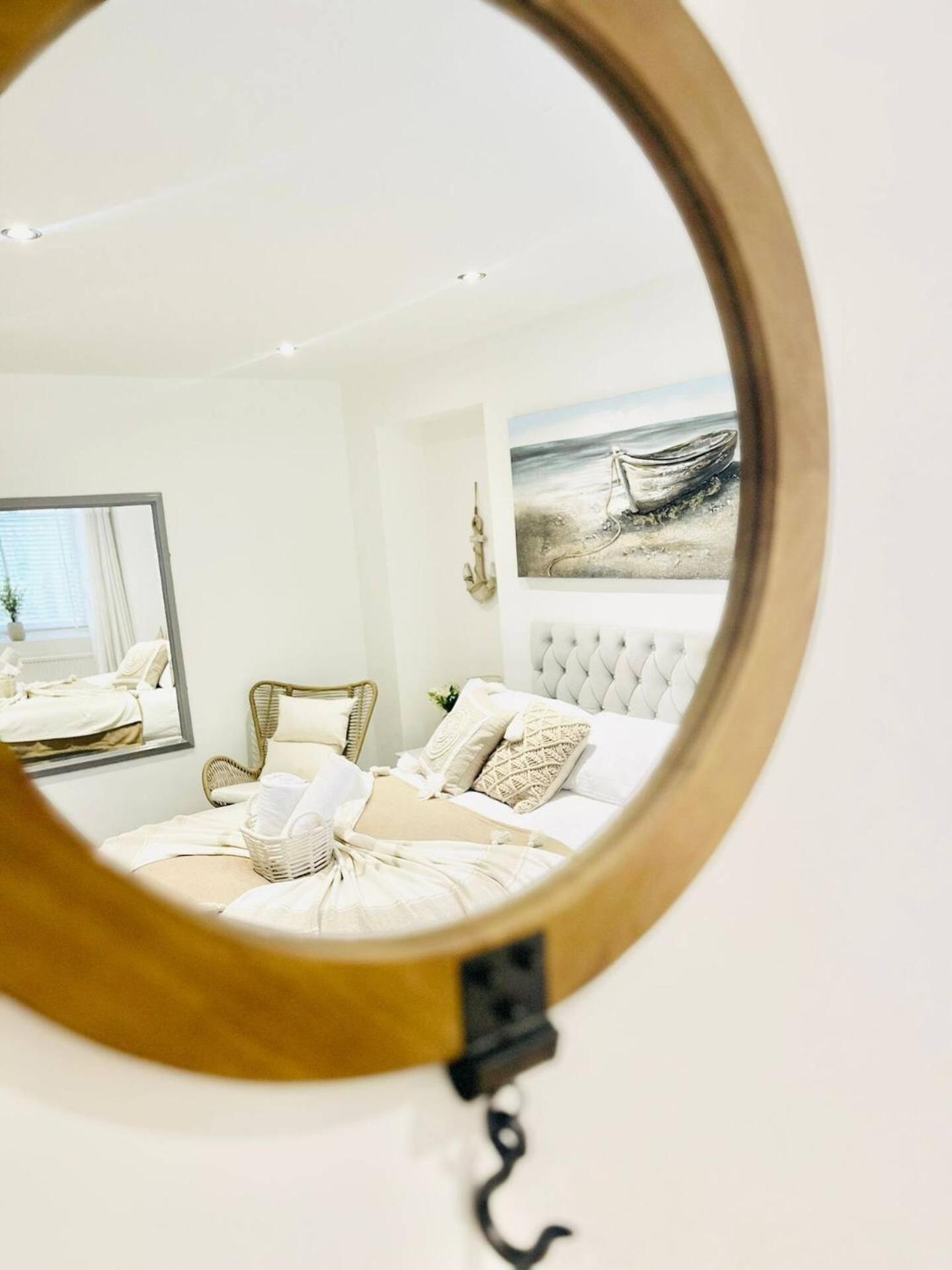 Stunning 3 Double Bedroom Beach Front Apartment Portsmouth Extérieur photo