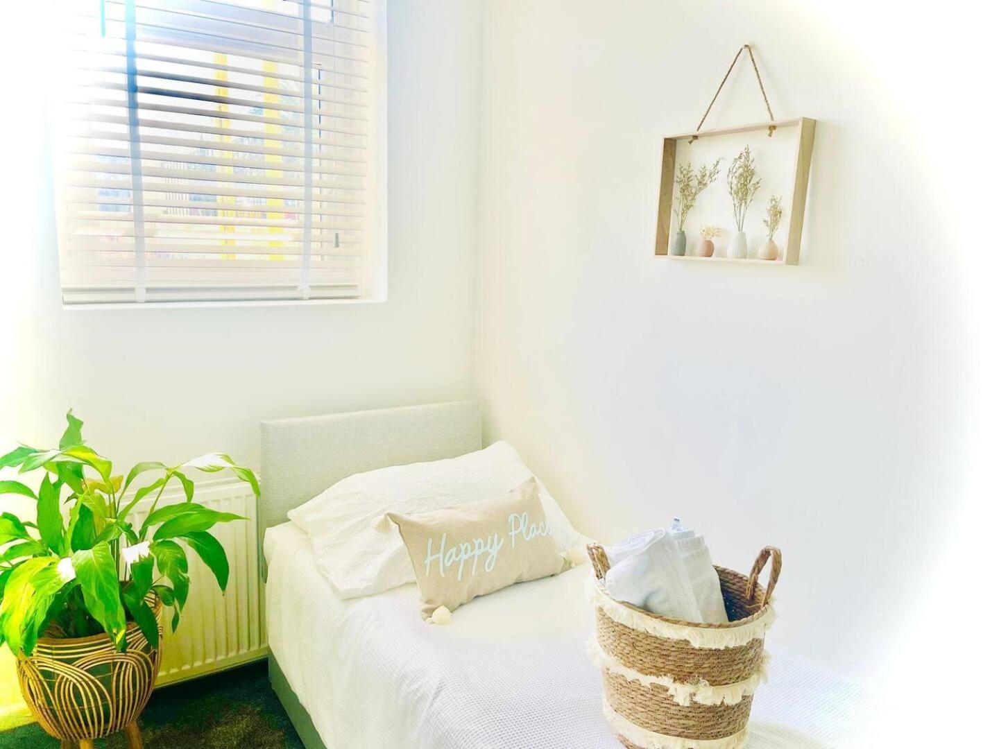 Stunning 3 Double Bedroom Beach Front Apartment Portsmouth Extérieur photo