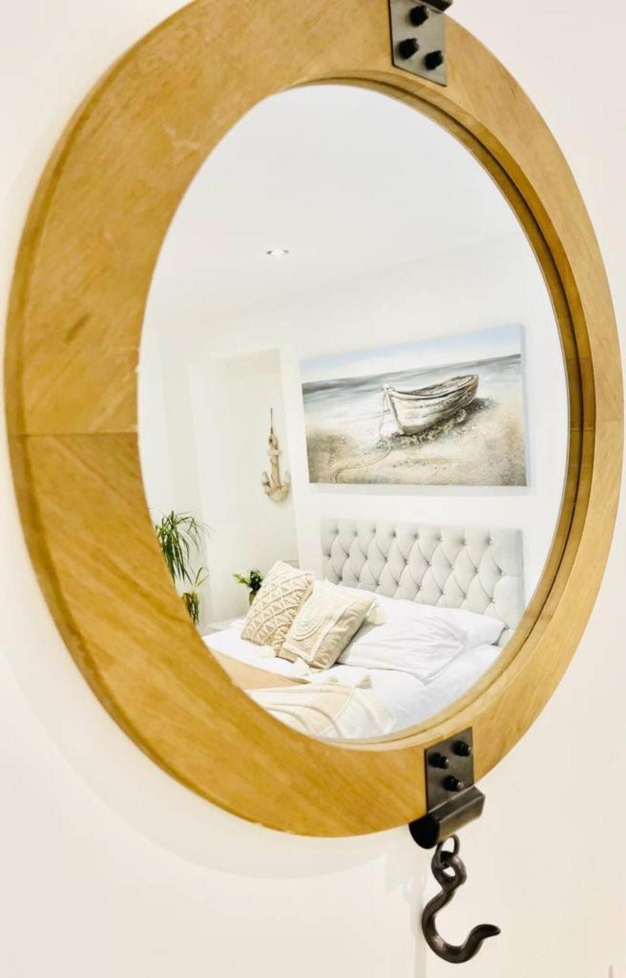 Stunning 3 Double Bedroom Beach Front Apartment Portsmouth Extérieur photo