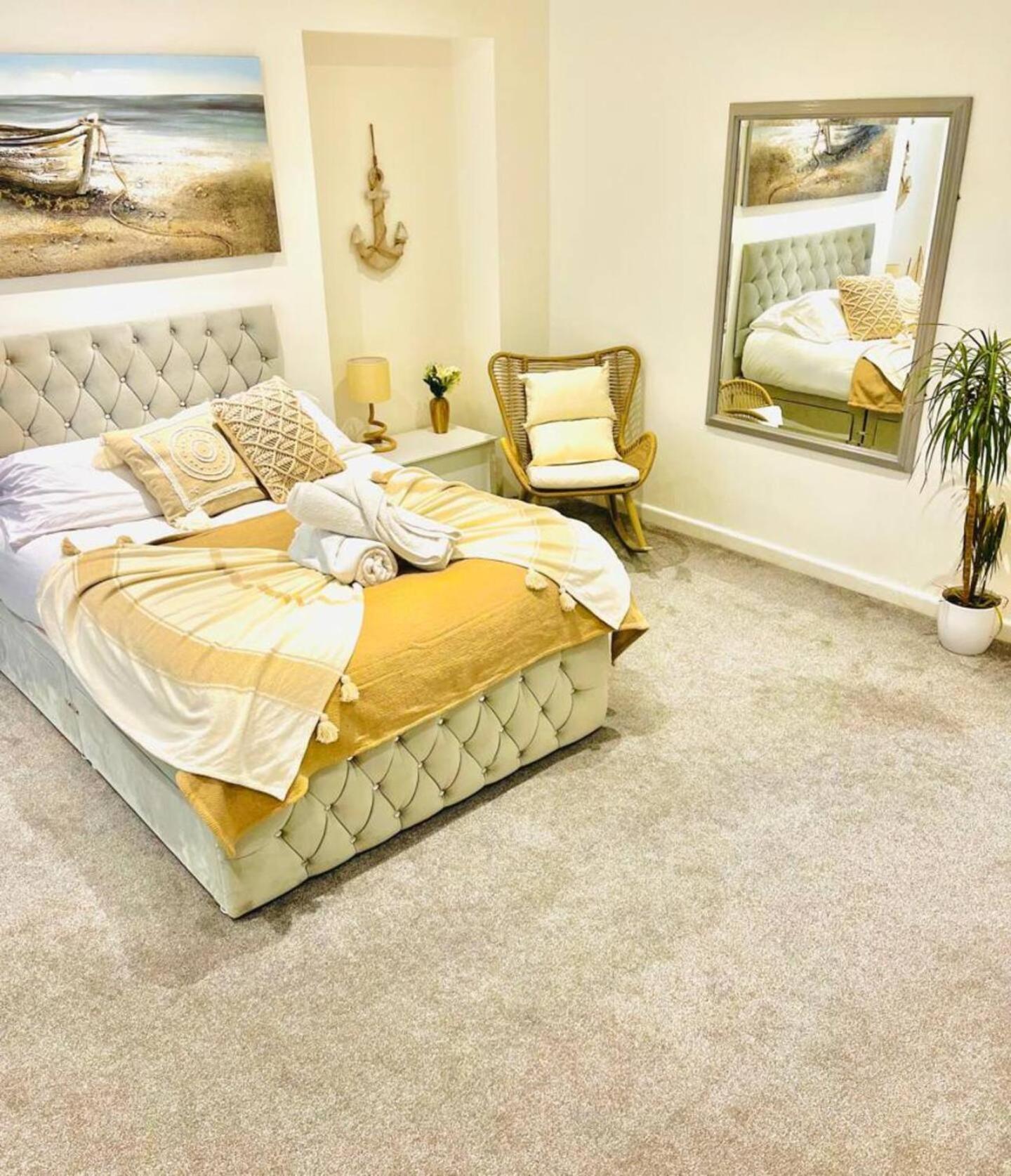 Stunning 3 Double Bedroom Beach Front Apartment Portsmouth Extérieur photo
